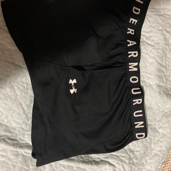 Black under armor shorts - Picture 4 of 6